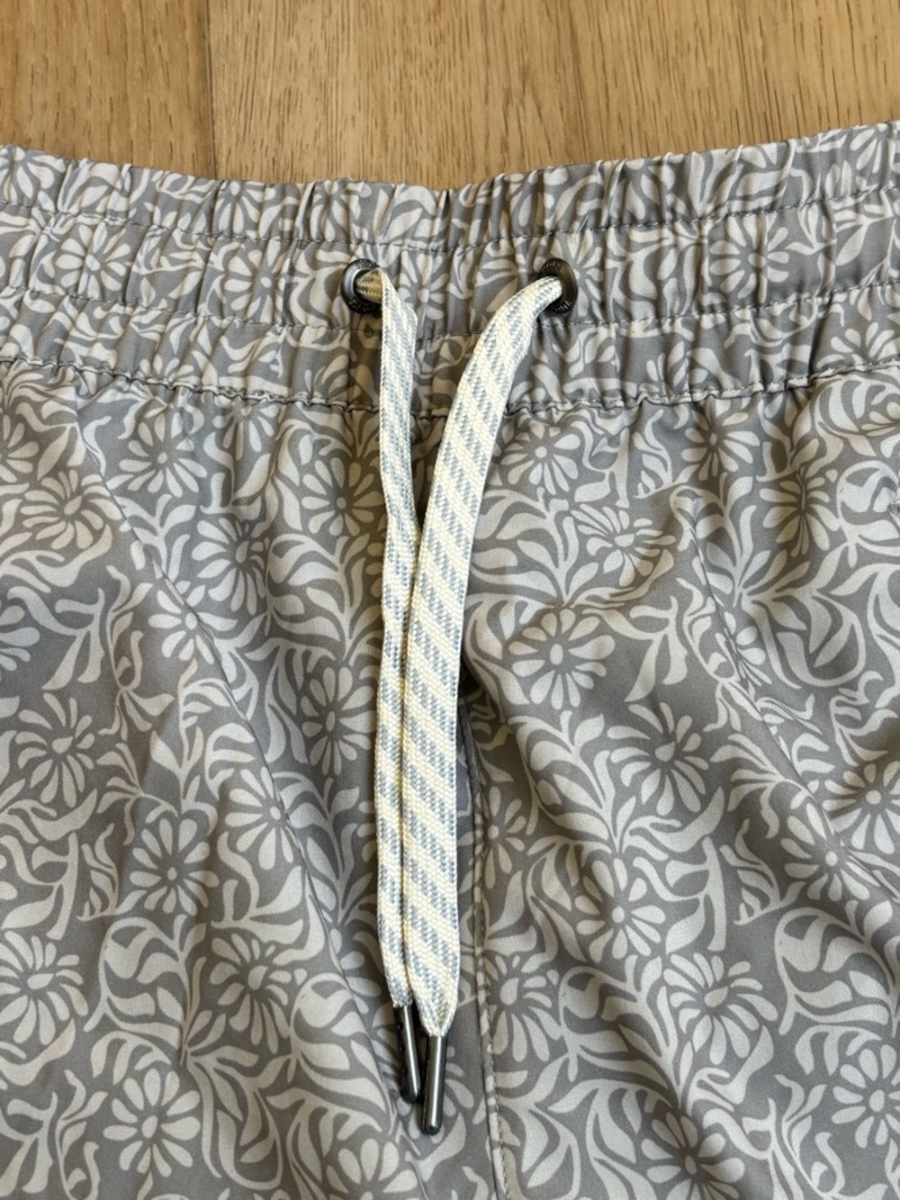 Vuori Clementine Pale Wheat Samba Shorts Size XL - Picture 4 of 7